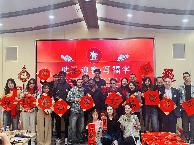 中外友人共品淮揚味 翰墨飄香喜迎中國年_看圖王.jpg