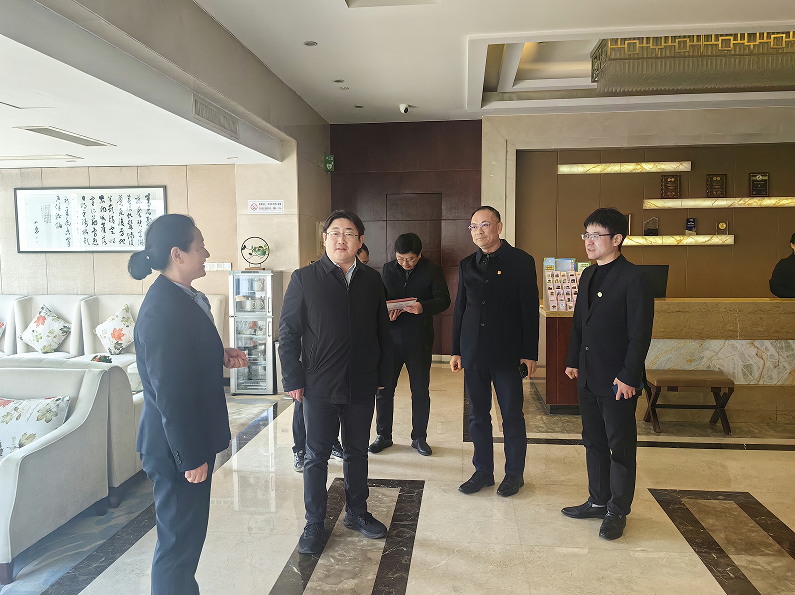 廣陵區(qū)對紫藤商務(wù)酒店開展節(jié)前安全檢查工作.jpg