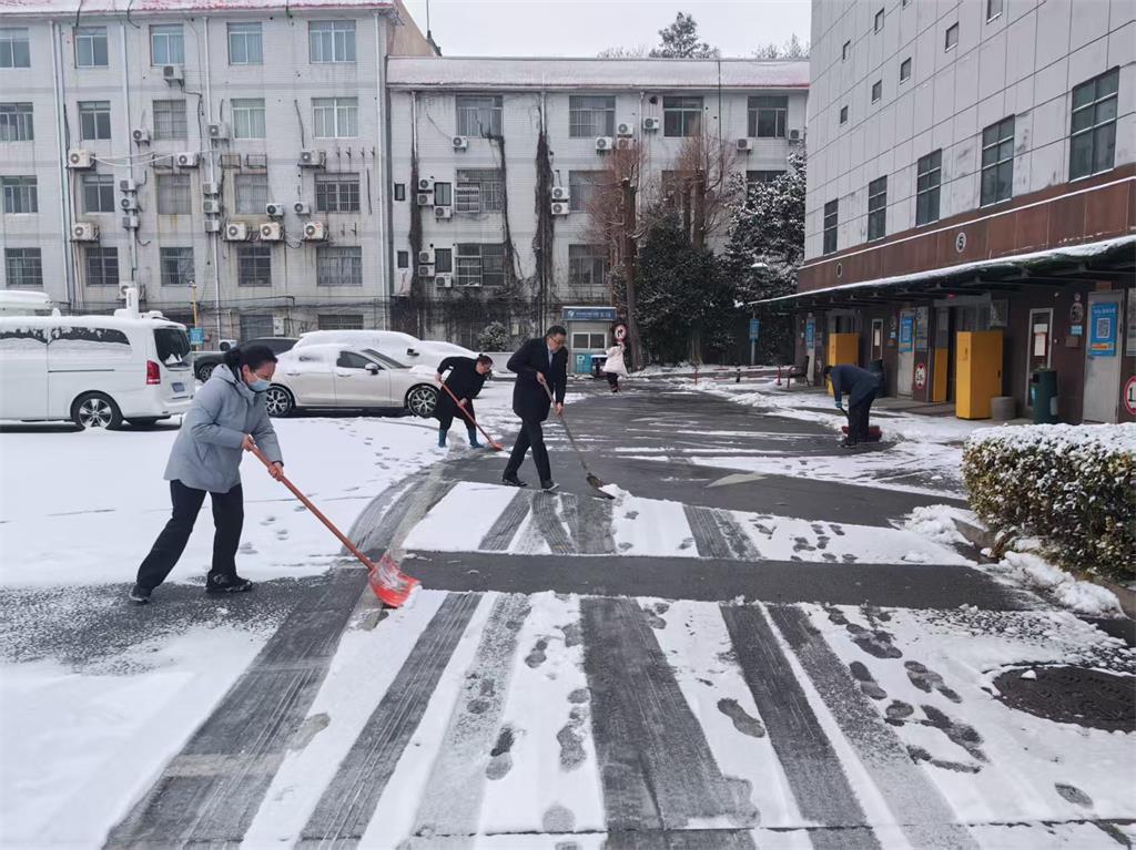 高效除冰掃雪，守護(hù)賓客安全.jpg