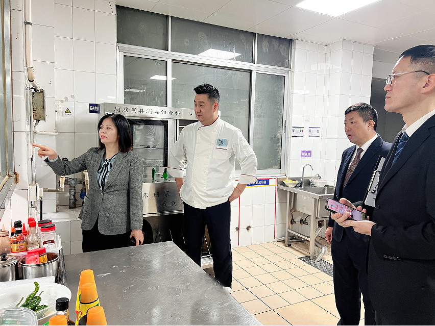揚(yáng)州花園國際大酒店開展元旦節(jié)前安全檢查_看圖王.jpg