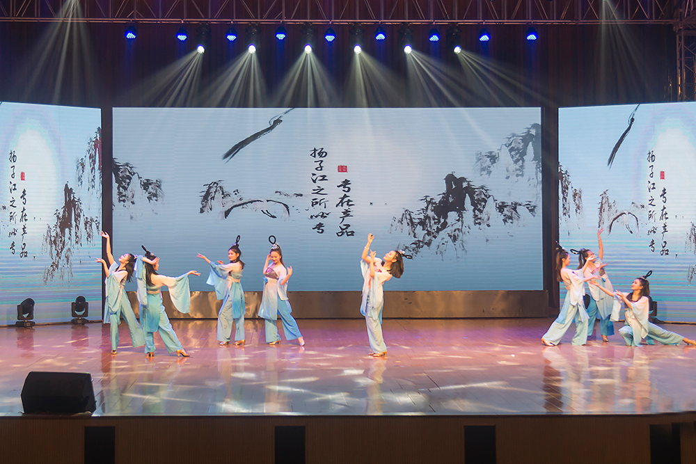 2018年揚(yáng)子江集團(tuán)學(xué)先進(jìn)&middot;迎新春&middot;匯報會 圖片集錦-5.jpg